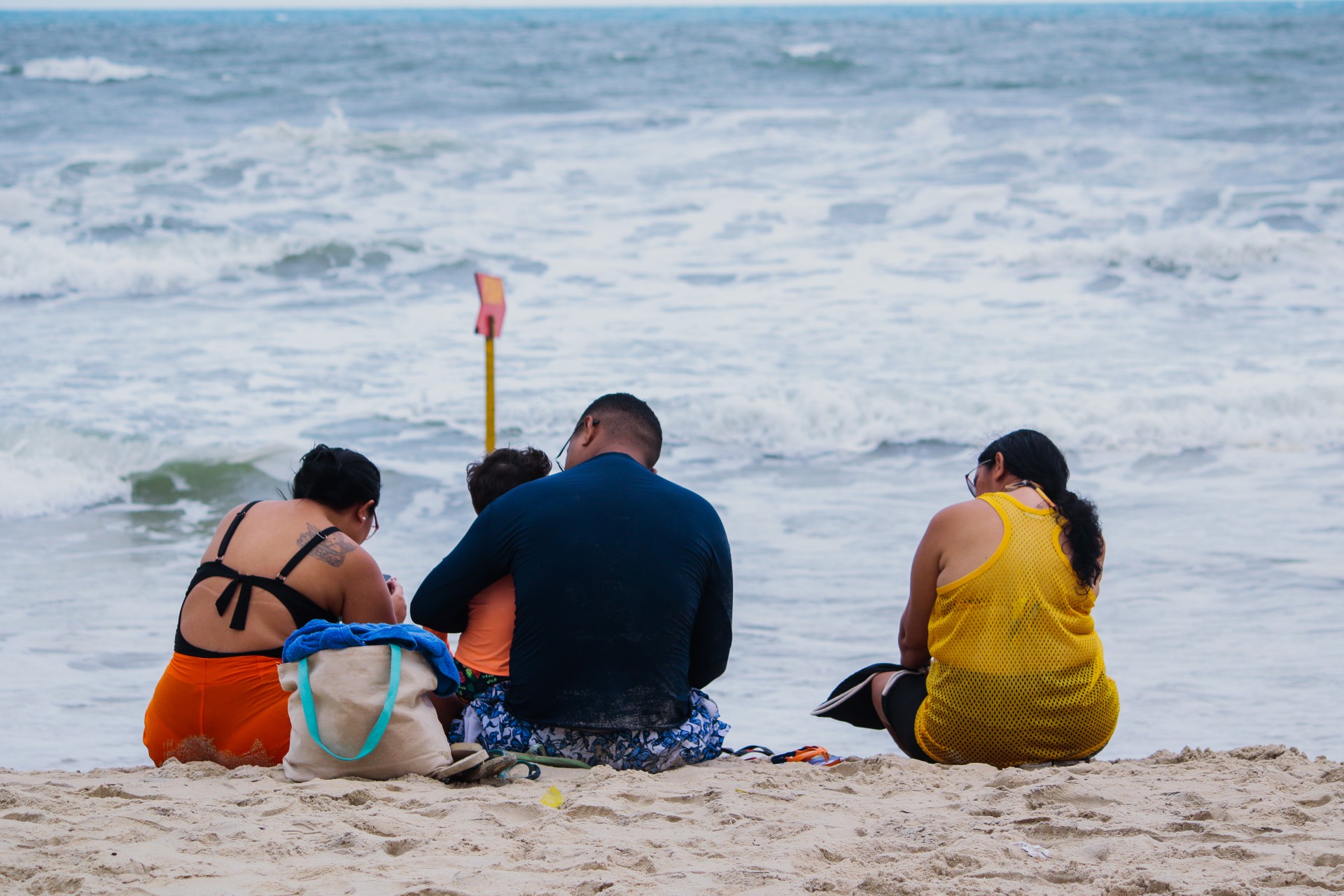 FORTALEZA, CEARÁ, 09-03-2023: Balneabilidade da Praia do Futuro, com faixa de areia com um grande número de lixo e algas, que não impede os banhistas de se molhar no mar. (Foto: Fernanda Barros/ O Povo) (Foto: FERNANDA BARROS)