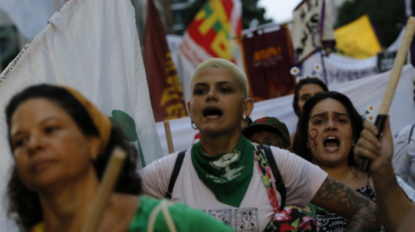 Rio de Janeiro (RJ), 08/03/2023 - Mulheres fazem passeata no Dia Internacional da Mulher - 8M, por direitos e contra a violência e o feminicídio, no centro da cidade. Foto: Fernando Frazão/Agência Brasil