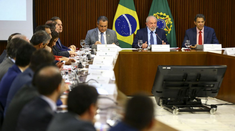 O presidente Luiz Inácio Lula da Silva e ministros durante reunião, no Palácio do Planalto