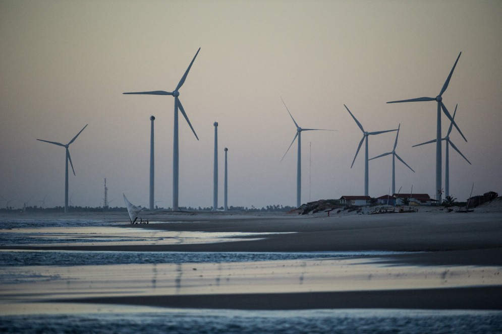 Esta foto de arquivo tirada em 30 de junho de 2012 mostra turbinas eólicas ao longo da costa na Prainha do Canto Verde, perto de Aracati, cerca de 120 km a sudeste de Fortaleza, Ceará(Foto: Yasuyoshi CHIBA/AFP)