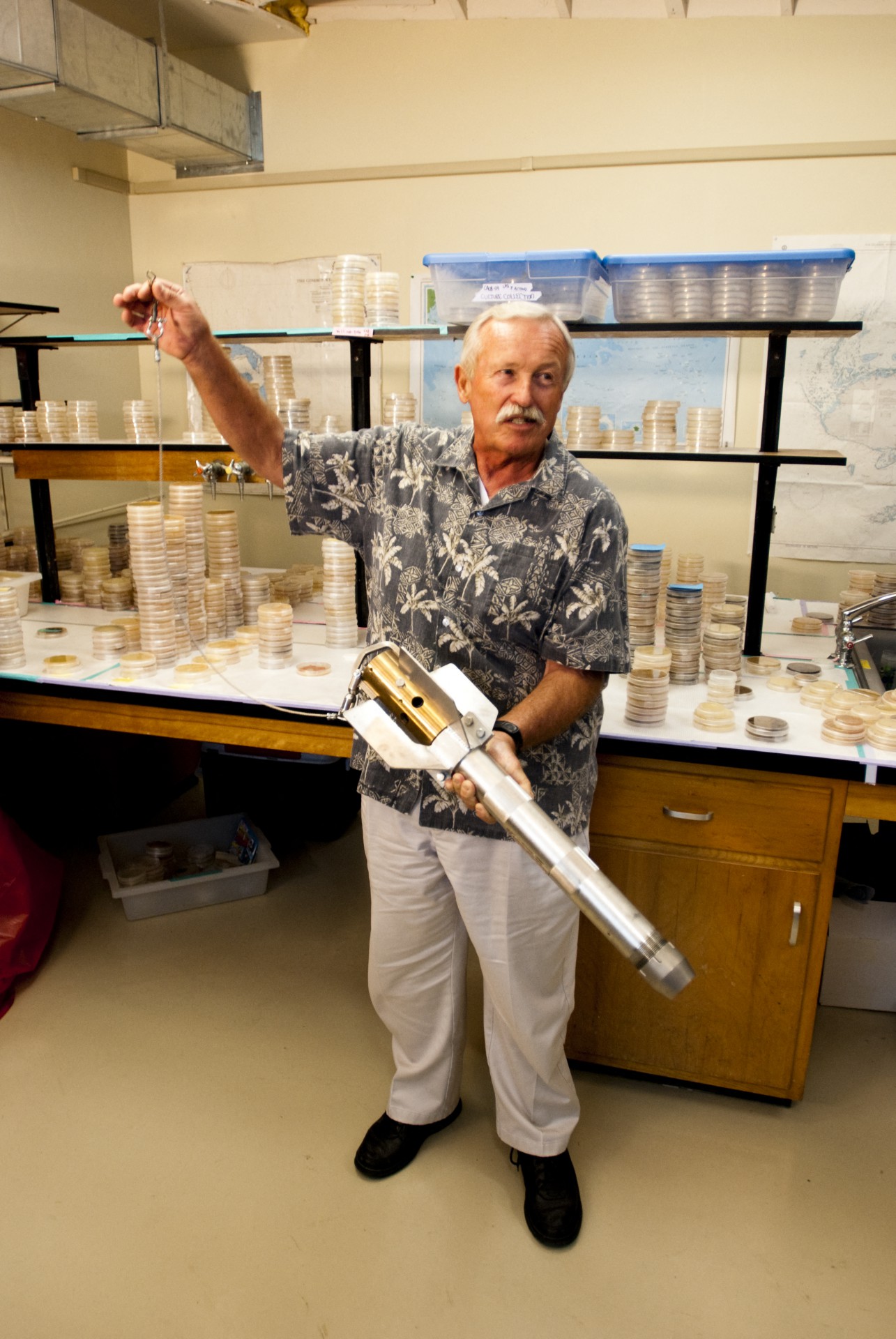 Esta fotografia sem data divulgada pelo Scripps Institution of Oceanography na UC San Diego, mostra o professor de oceanografia do Scripps Institution of Oceanography e diretor do Scripps Center for Marine Biotechnology and Biomedicine, William Fenical, com um instrumento de coleta de sedimentos, em San Diego