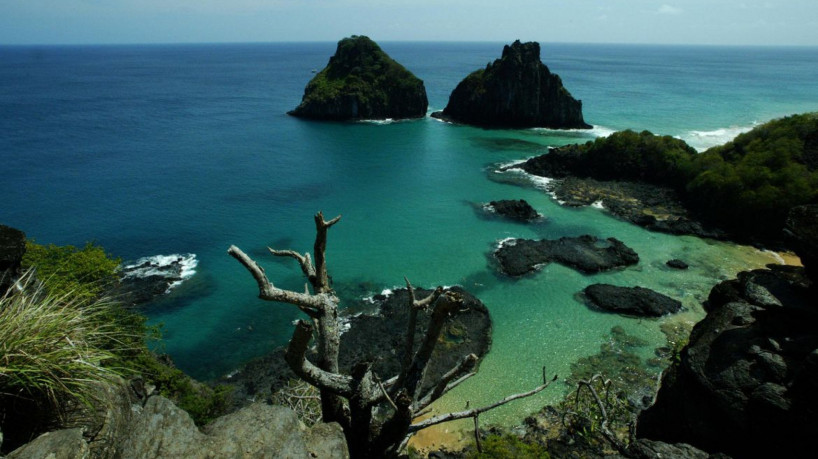 Noronha está quatro graus abaixo da linha do Equador, entre as coordenadas 03o45’S a 03o57’S de latitude e 32o19’W a 32o41’W de longitude. Fica a 545 km de Recife