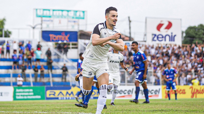 Iguatu e Ceará se enfrentaram no estádio Morenão pelo jogo de ida do Campeonato Cearense. Na foto, Guilherme Castilho comemora gol marcado para o Vovô. 