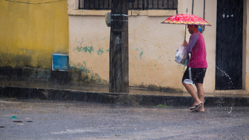 Chuva no bairro Vila União, em Fortaleza