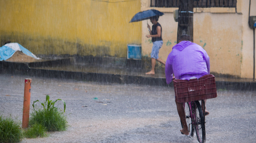 Chuva no bairro Vila União, em Fortaleza 