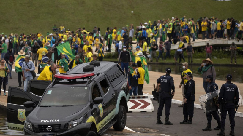 Manifestantes fazem ato contra governo no dia 8 de janeiro 2023