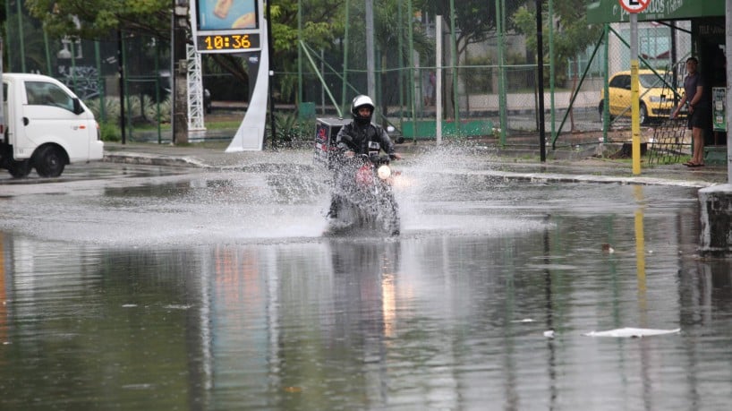 Alagamento na av. Heraclito Graça, durante a manhã desta segunda-feira, 13