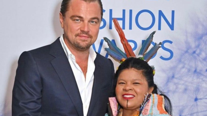 Leonardo DiCaprio e Sonia Guajajara em cerimônia antes do Oscar 2023