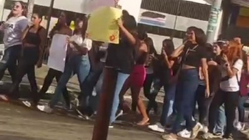 Estudantes foram às ruas do Centro de Paraipaba denunciar os assédios