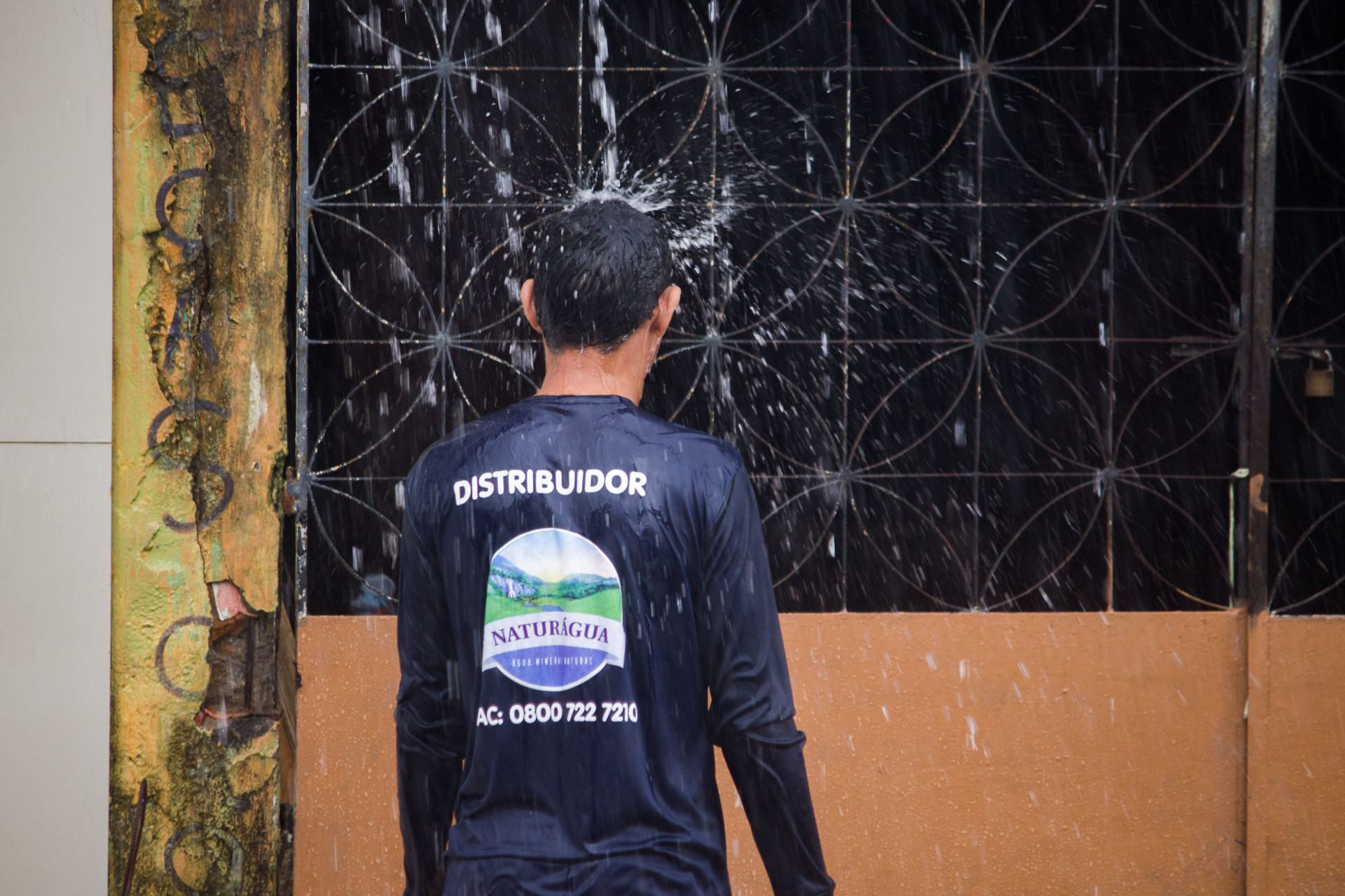 Cearense toma banho de chuva no bairro Vila União (Foto: Samuel Setubal/Especial para O Povo)