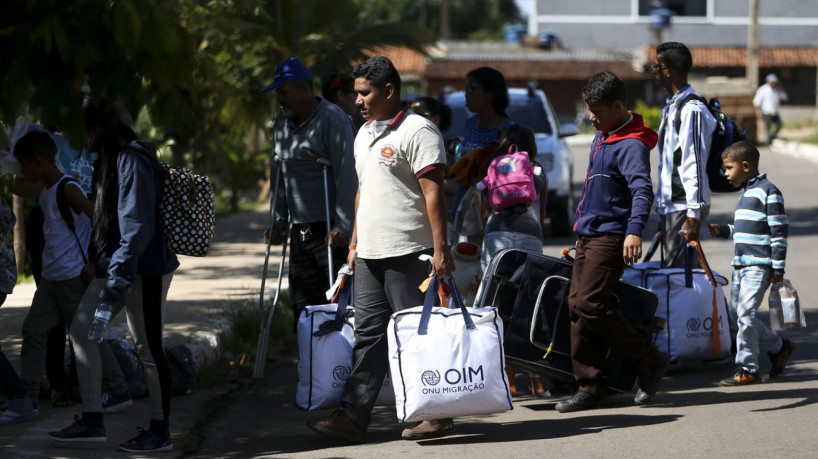 Grupo de 46 migrantes venezuelanos chega a Brasília, onde serão acolhidos e encaminhados às casas de passagem alugadas pela Cáritas Brasileira e pela Cáritas Suíça, com o apoio do Departamento de Estado dos Estados Unidos.