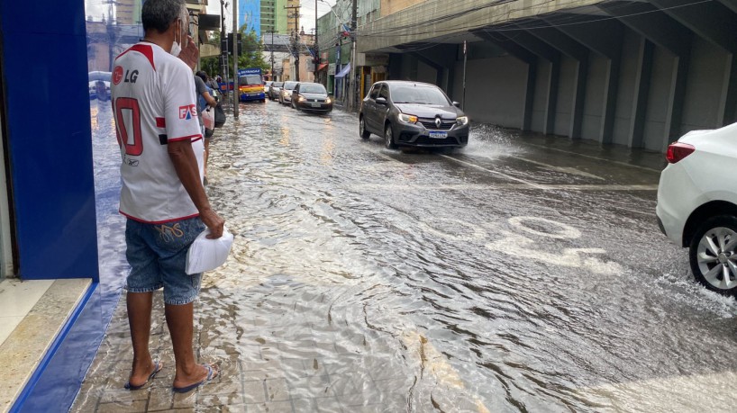 Cruzamento entre ruas Barão do Rio Branco e Pedro I registrou alagamento na manhã desta terça-feira, 14