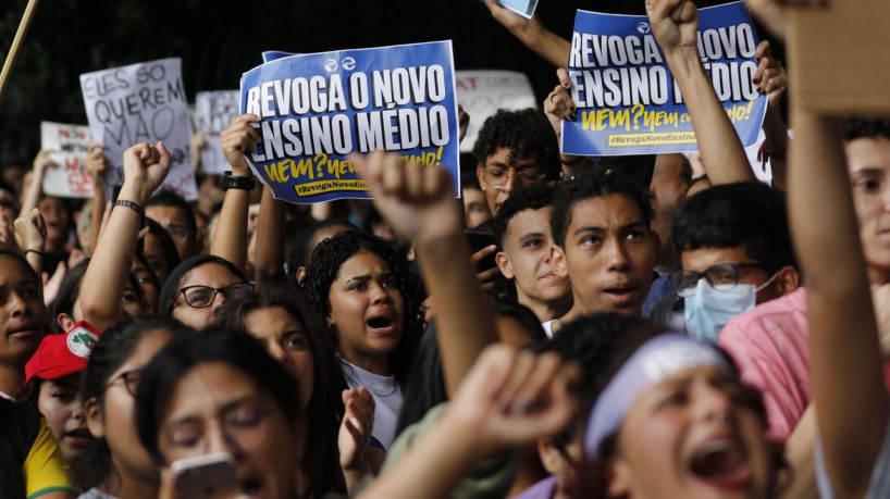 São Paulo (SP), 15/03/2023 - Estudantes secundaristas protestam pedindo a revogação do Novo Ensino Médio, na Avenida Paulista. Foto: Fernando Frazão/Agência Brasil