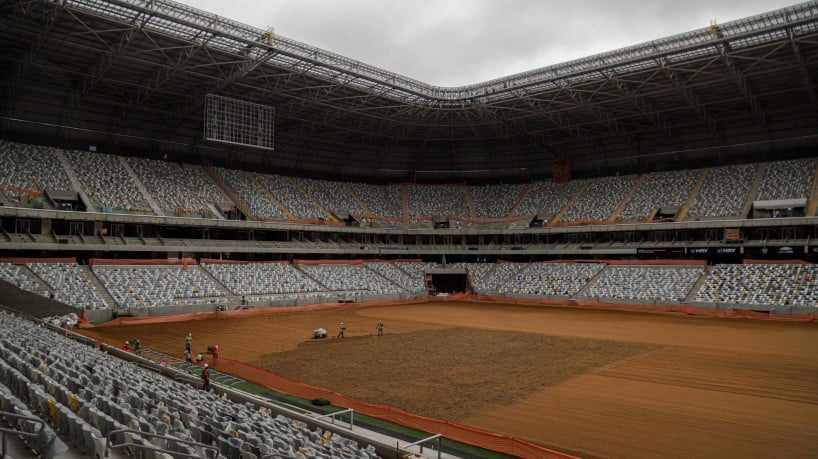 Plantio de grama na Arena MRV, estádio do Atlético-MG 