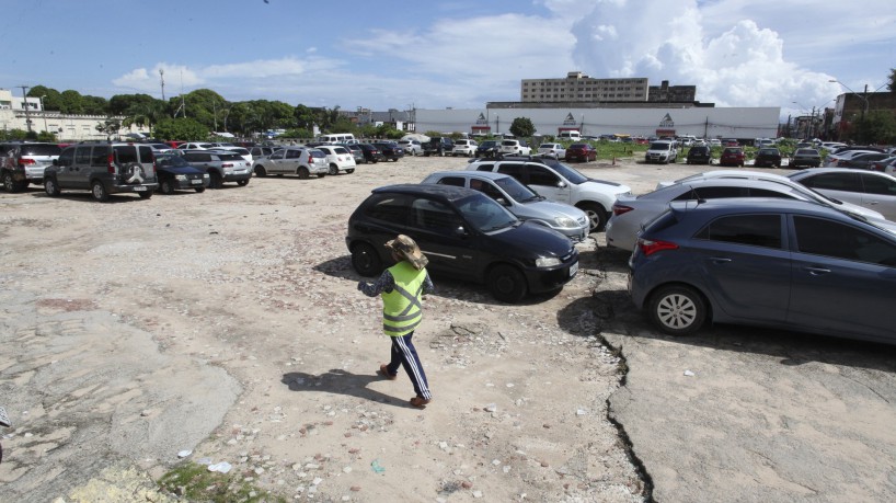 Empresários cobram fiscalização para combater estacionamentos irregulares no Centro.