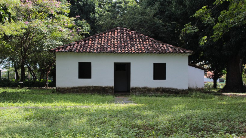 Exemplo de Arquitetura do Sertão: Casa de José de Alencar, centro cultural pertencente à Universidade Federal do Ceará, está localizada na Av. Washington Soares, 6055, no  Bairro José de Alencar. O referido Centro funciona no sítio Alagadiço Novo, em sete hectares do que restou da antiga propriedade do Senador José Martiniano de Alencar, pai do romancista brasileiro José de Alencar, nascido na propriedade em 1829