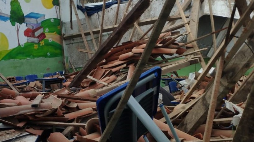 Teto de escola em Caucaia desaba