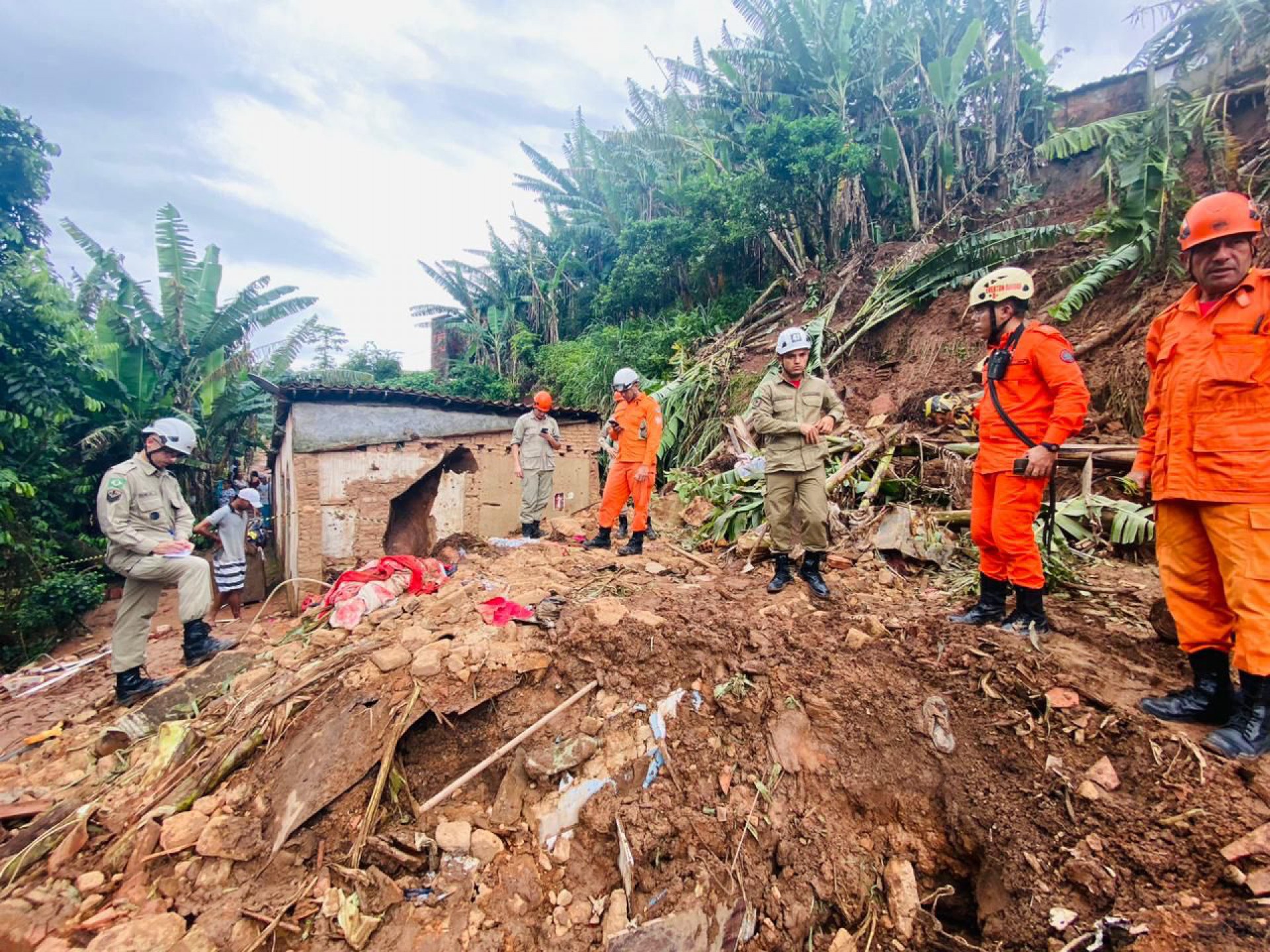 Deslizamento de encosta no município de Aratuba matou uma mulher e duas crianças (Foto: Divulgação/Bombeiros)