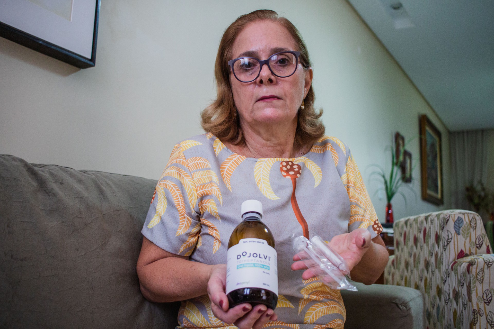 Helusa Rodrigues, de 63 anos, é portadora da condição miopatia metabólica lipídica (Foto: FERNANDA BARROS)