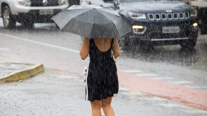 Ceará registra chuva em 77 municípios nesta madrugada. Veja previsão do tempo no Estado