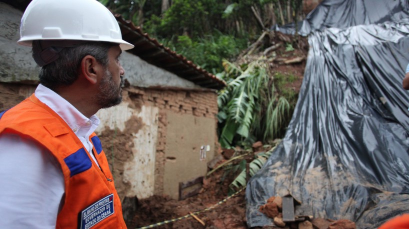 No último dia 17, governador Elmano de Freitas visitou local de deslizamento de terra durante chuva em Aratuba