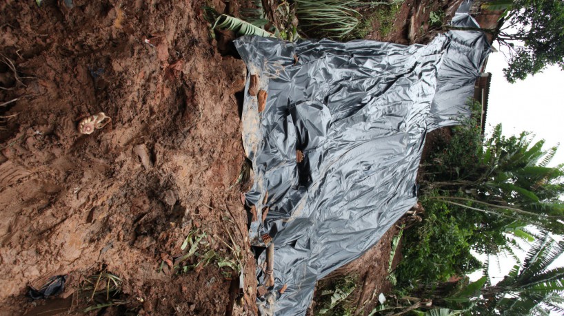 Três pessoas morreram em deslizamneto de terra após fortes chuvas em Aratuba. Outros quatro municípios do Ceará também decretaram estado de emergência 