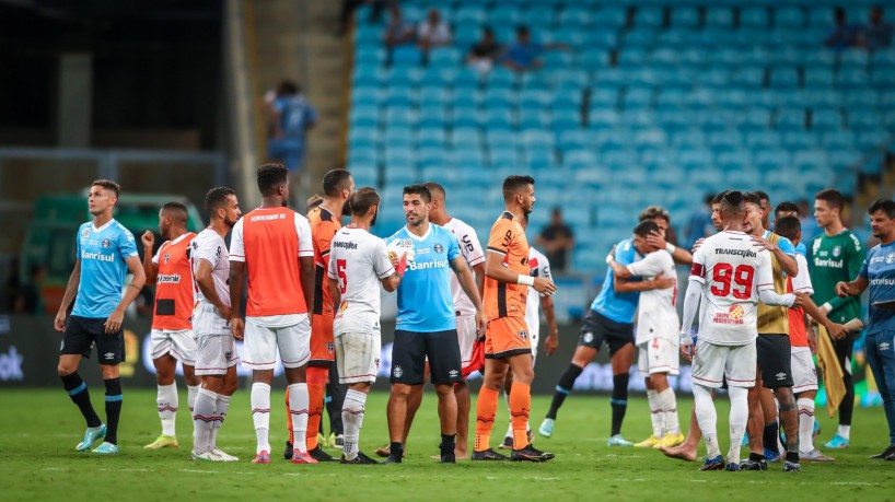 Jogadores do Ferroviário cumprimentam atacante Luis Suárez após o jogo Grêmio x Ferroviário, na Arena do Grêmio, pela Copa do Brasil 2023