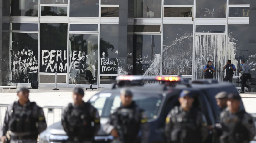 Militares e Veículos da Força Nacional de Segurança Pública do Brasil, em frente ao Supremo Tribunal Federal, na Praça dos Três Poderes em Brasília 