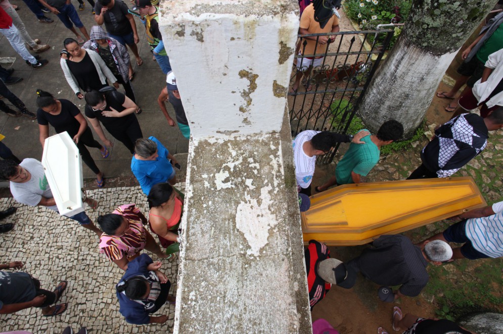 Sepultamento de vítimas de deslizamento em Aratuba, em março de 2023