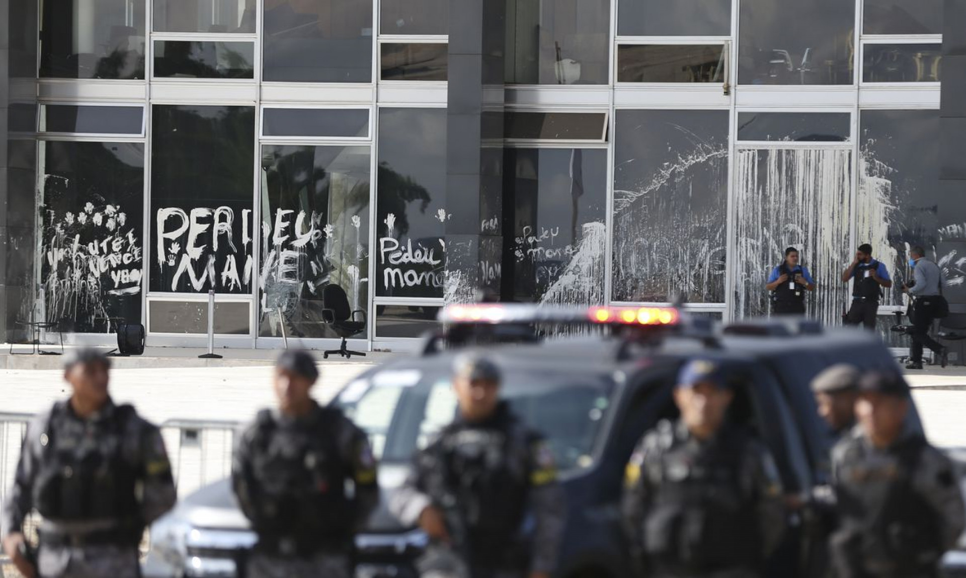 Militares e Veículos da Força Nacional de Segurança Pública do Brasil, em frente ao Supremo Tribunal Federal, na Praça dos Três Poderes em Brasília 