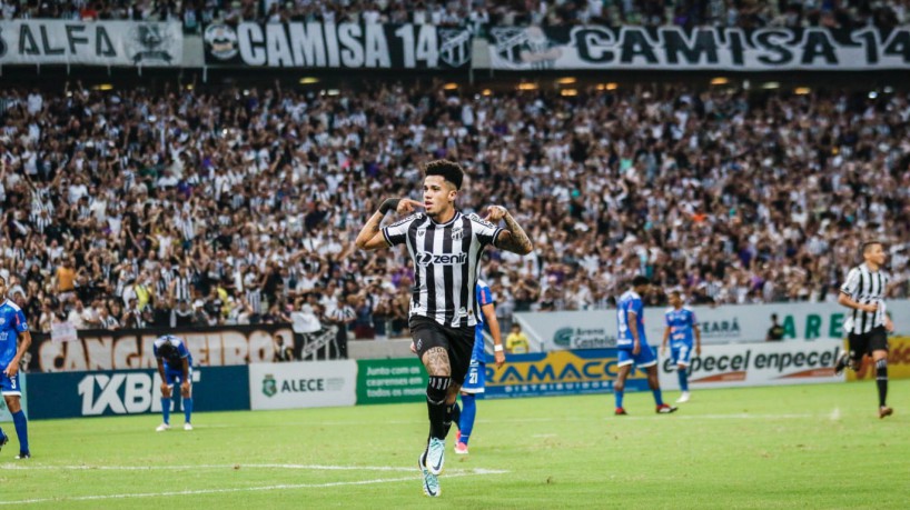 Meia Léo Rafael comemora gol no jogo Ceará x Iguatu, na Arena Castelão, pelo Campeonato Cearense 2023