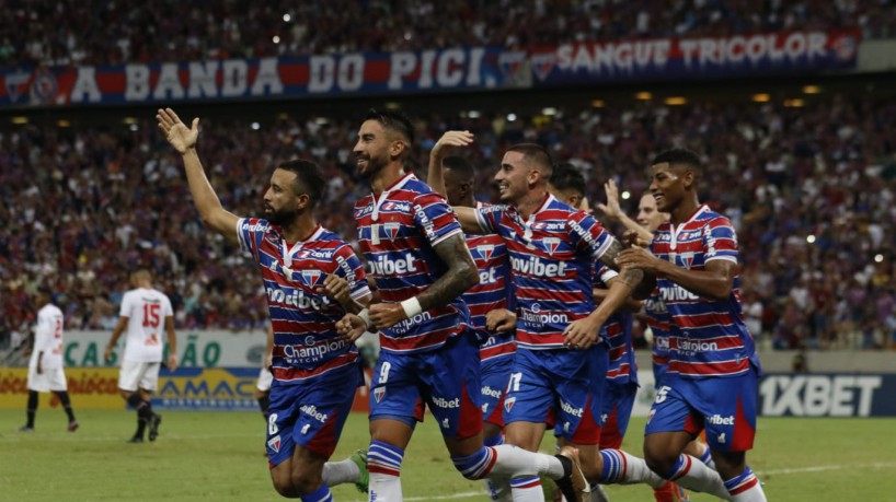 Jogadores do Fortaleza comemoram gol no jogo Fortaleza x Ferroviário, na Arena Castelão, pelo Campeonato Cearense 2023