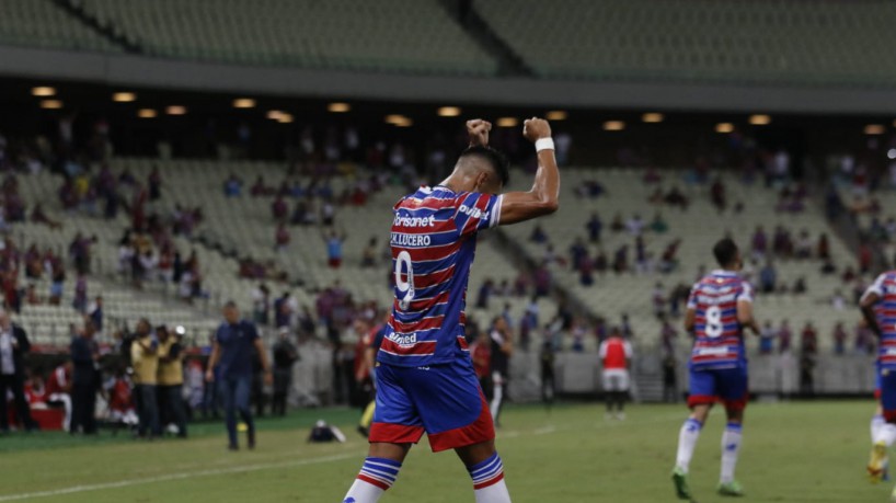 Lucero comemora gol no jogo Fortaleza x Ferroviário, na Arena Castelão, pelo Campeonato Cearense 2023