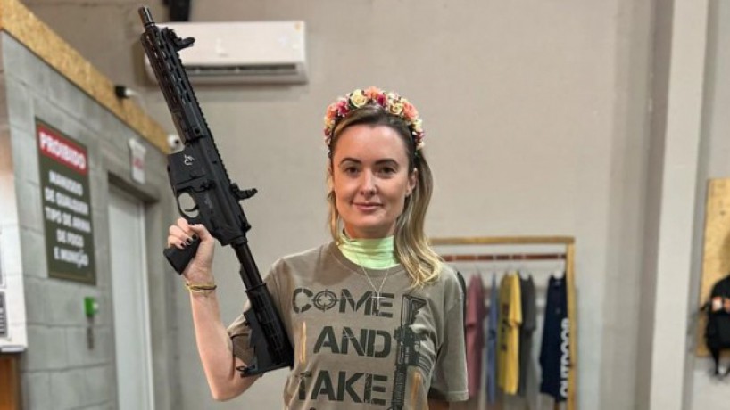 Júlia Zanatta, deputada federal, posta foto com arma em punho e referência a Lula