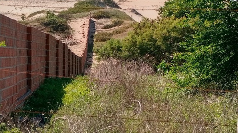 O muro tem aproximadamente 5,6 km de , conforme o MPCE