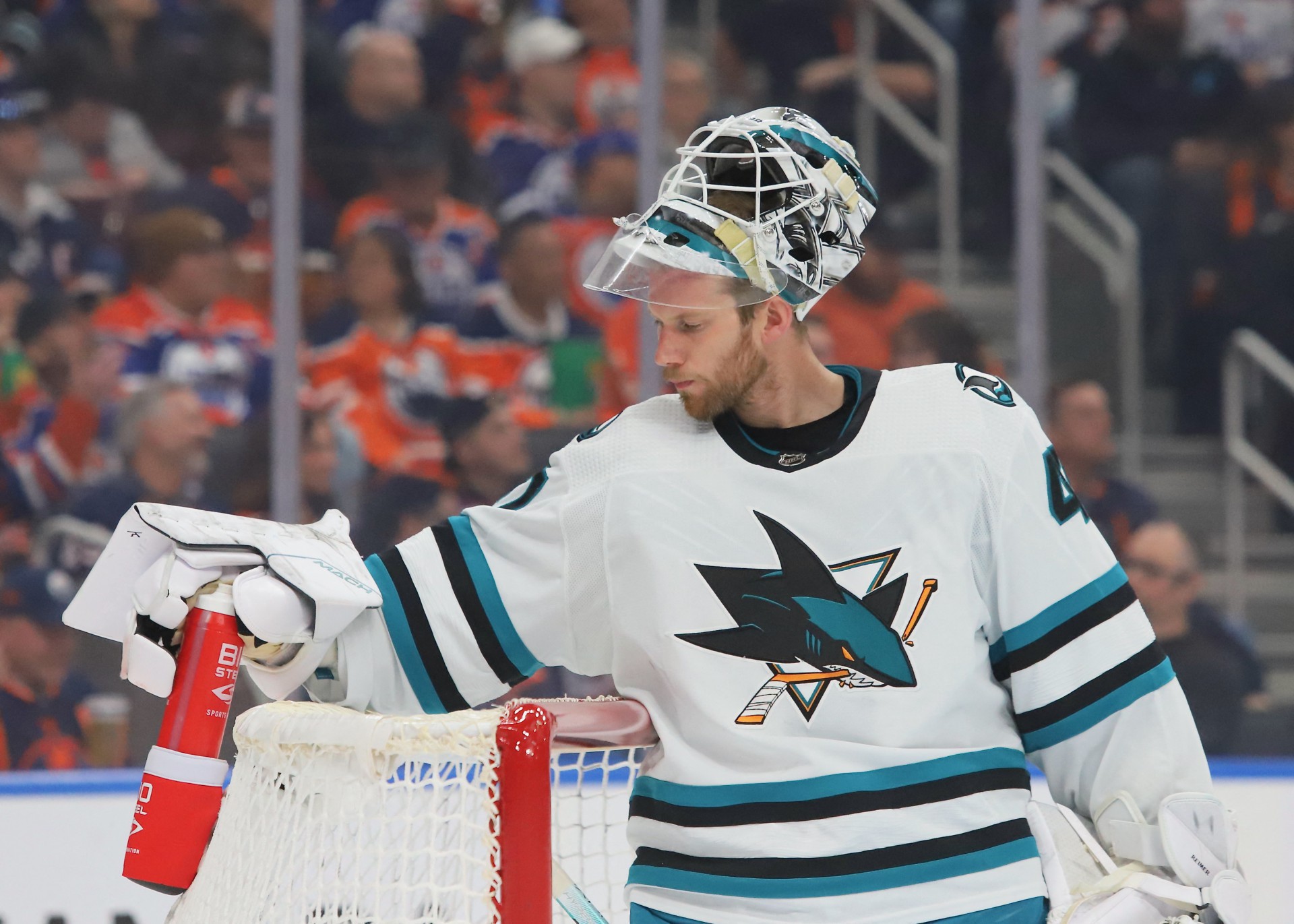 James Reimer #47 of the San Jose Sharks gets a drink during the TV timeout in the first period against the Edmonton Oilers on March 20, 2023 at Rogers Place in Edmonton, Alberta, Canada (Foto: LAWRENCE SCOTT / GETTY IMAGES NORTH AMERICA / GETTY IMAGES VIA AFP)