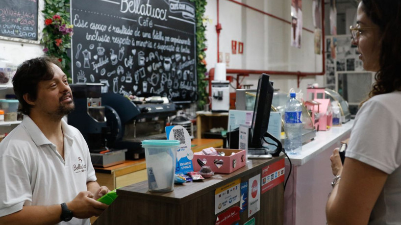 São Paulo (SP), 20/03/2023 - O atendente Philippe Tavares, que tem síndrome de Down, trabalha na Bellatucci Café, uma cafeteria inclusiva. Foto: Fernando Frazão/Agência Brasil