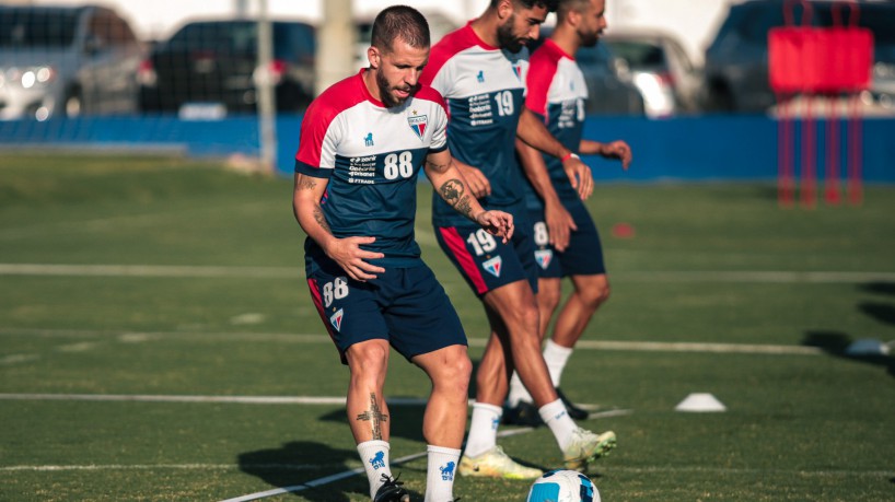 Volante Lucas Sasha em treino do Fortaleza no Centro de Excelência Alcides Santos, no Pici