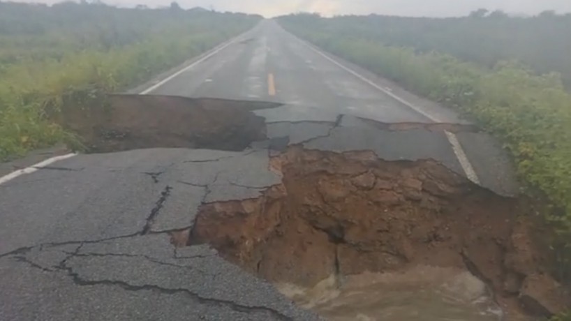 Cratera se abriu em passagem de Itapipoca a Miraíma pela CE-240, nessa segunda-feira, 27