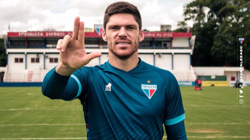 Goleiro Maurício Kozlinski em treino no estádio Alcides Santos