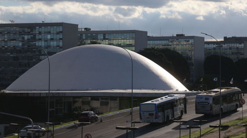 A cúpula menor, voltada para baixo, abriga o Plenário do Senado Federal.