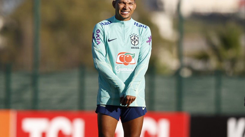 Atacante Rony em treino da seleção brasileira em Tânger, no Marrocos