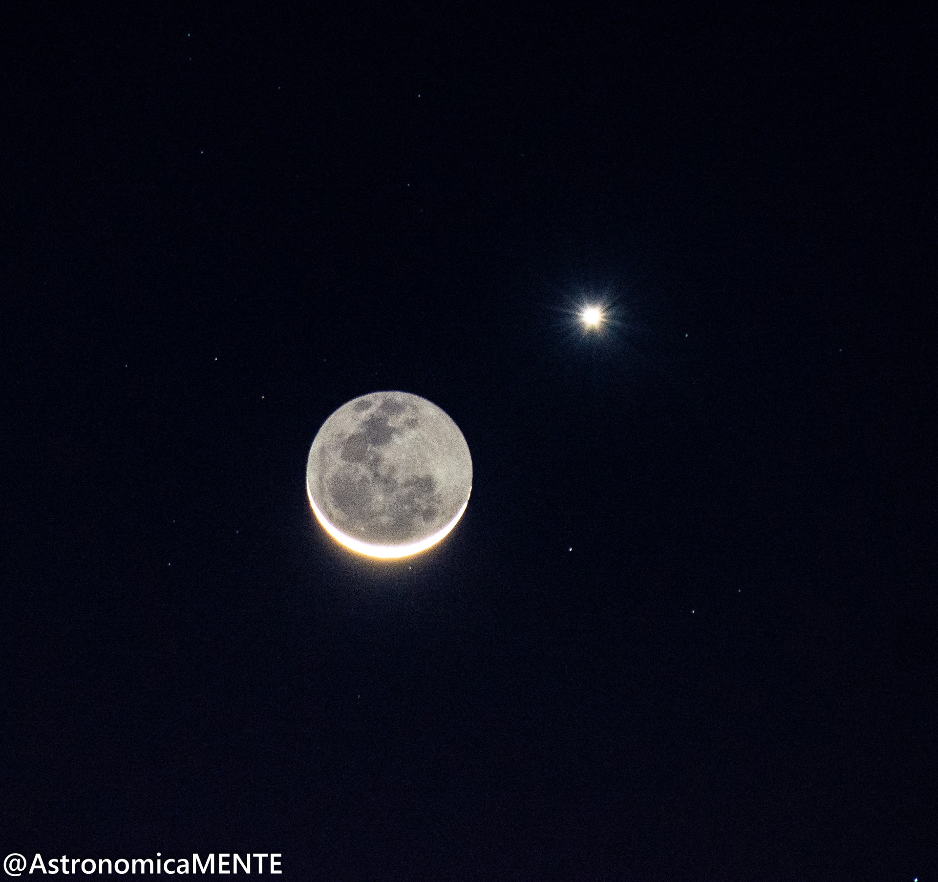 Lua e Vênus lado a lado nos céus cearenses (Foto: Romário Fernandes / AstronomicaMENTE)