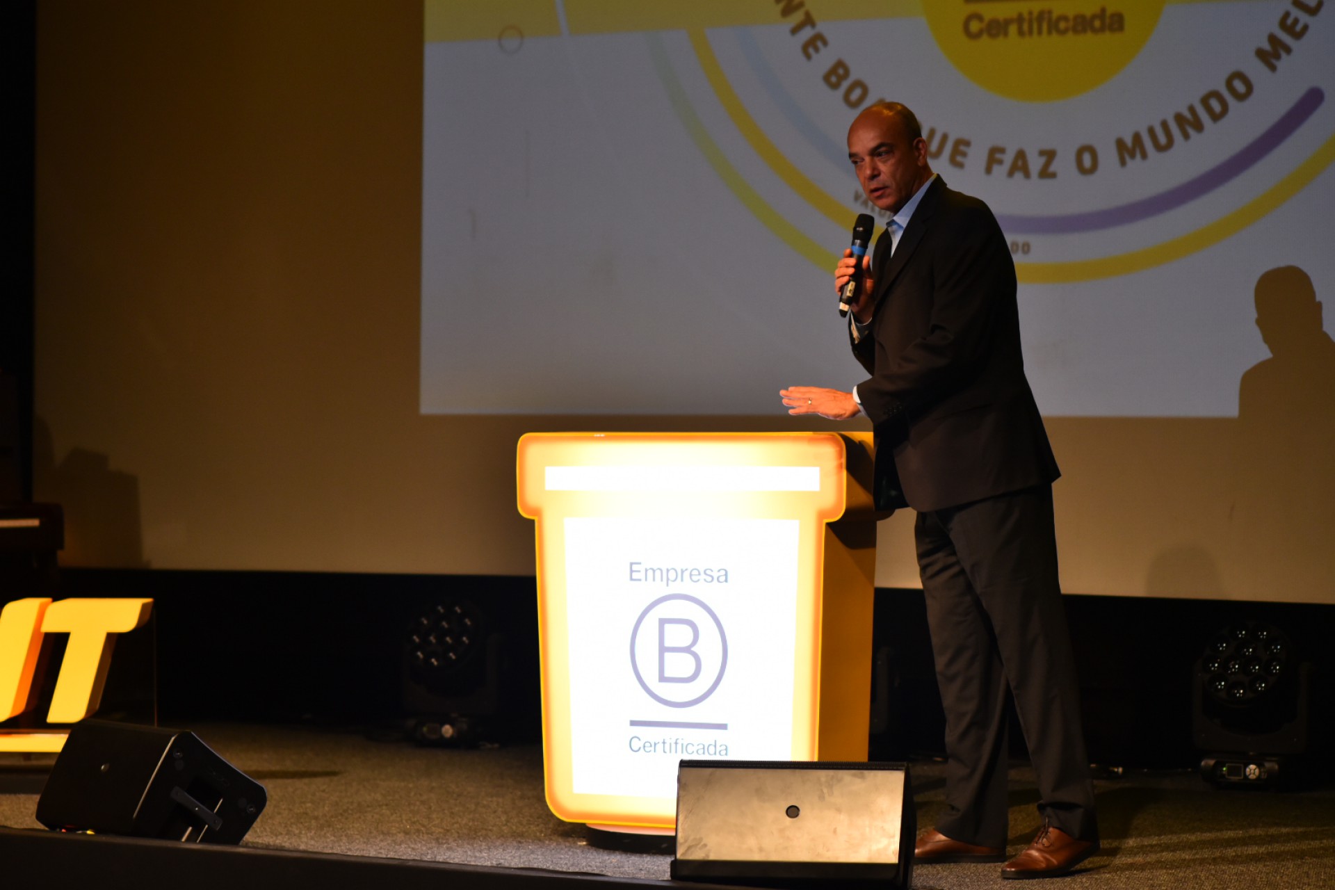 ￼Marcos Bicudo, CEO da Vedacit, ao receber o selo  Empresa B (Foto: PAULO ARAUJO- DIVULGAÇÃO)