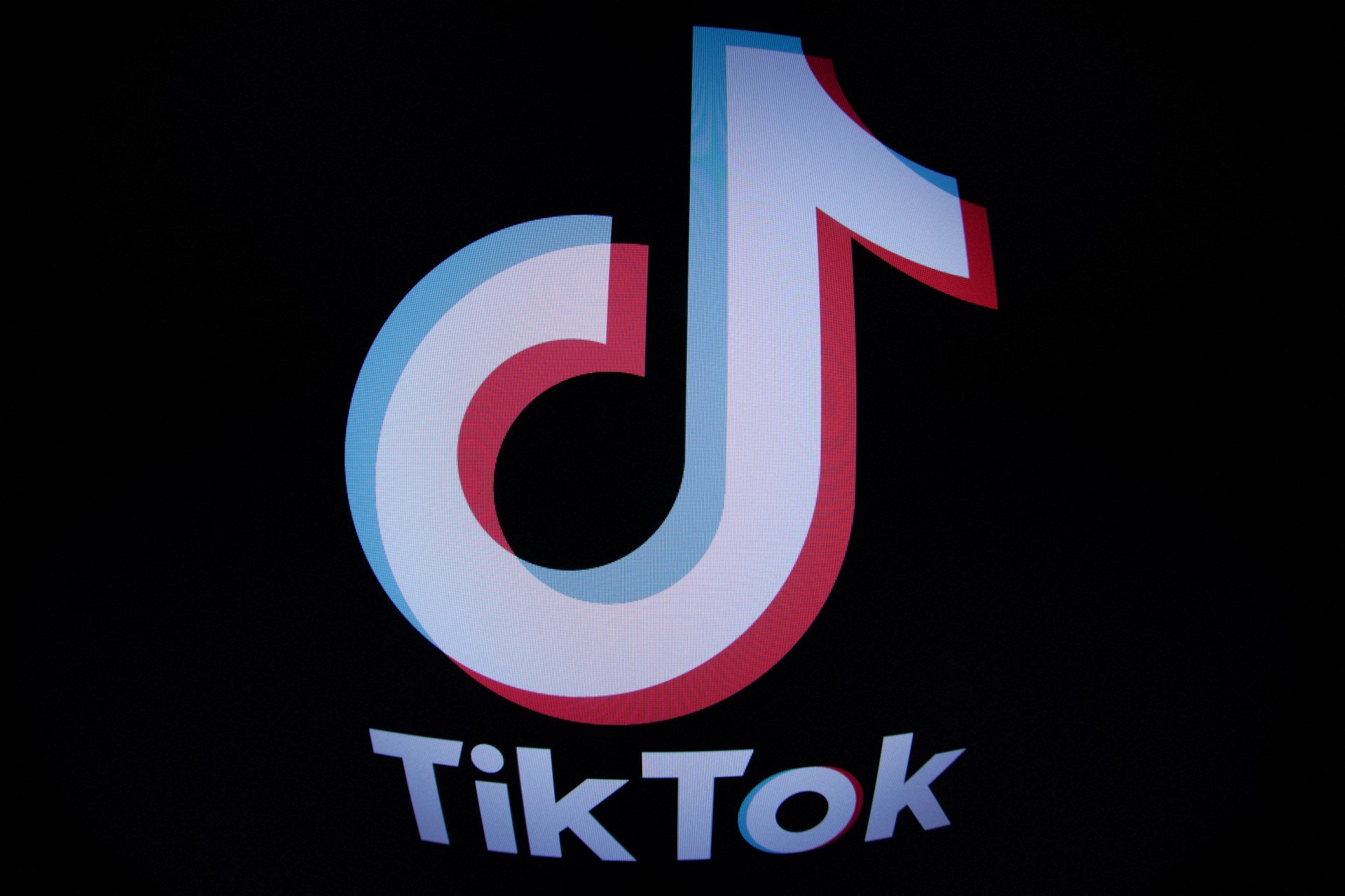 Esta foto de arquivo tirada com uma lente olho de peixe em 1º de março de 2023 em Paris mostra o logotipo do aplicativo de mídia social TikTok (Foto: JOEL SAGET / AFP)