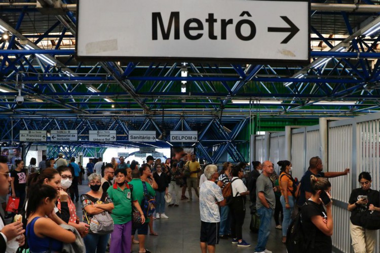 São Paulo (SP), 23/03/2023 - Passageiros aguardam no embarque da estação Palmeiras-Barra Funda, linha 3 do Metrô, durante a greve dos metroviários em São Paulo. Foto: Fernando Frazão/Agência Brasil