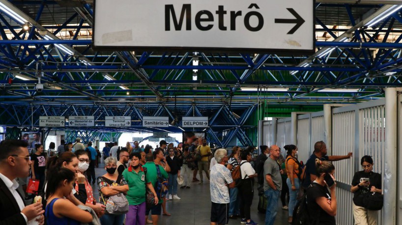 São Paulo (SP), 23/03/2023 - Passageiros aguardam no embarque da estação Palmeiras-Barra Funda, linha 3 do Metrô, durante a greve dos metroviários em São Paulo. Foto: Fernando Frazão/Agência Brasil