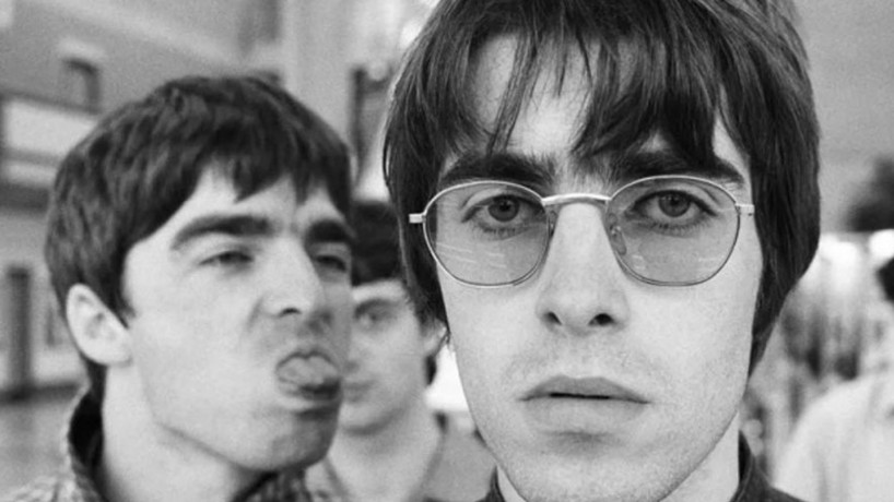 Os irmãos Gallagher continuam brigados após separação do Oasis; Liam e Noel culpam um ao outro pelo fim da banda