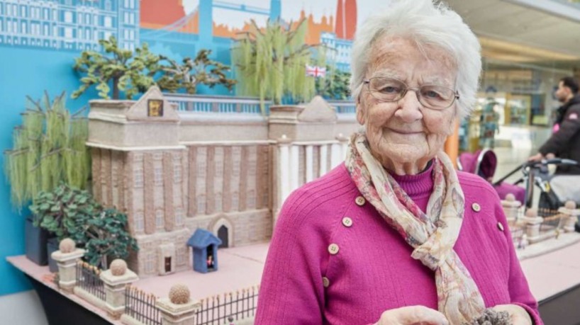 Margaret Seaman, de 93 anos, contruiu uma réplica de 1,80 metro do Palácio de Buckingham feita de lã