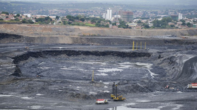 A mineração no chamado Morro do Ouro, liderada pela empresa canadense Kinross Gold Corporation, representa a principal atividade industrial para a geração de emprego e renda na região (José Cruz/Agência Brasil)